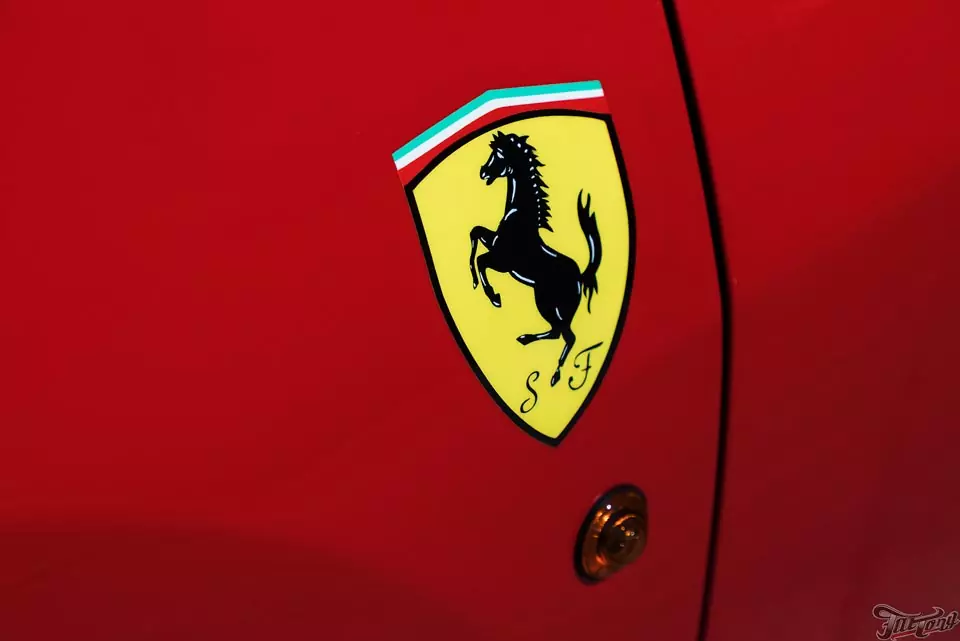 Ferrari 458 Italia. Аэрография на передних крыльях!